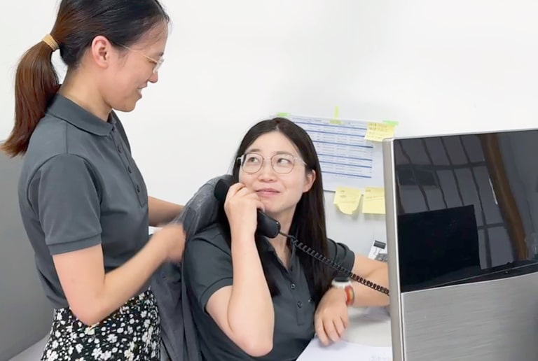 Prototypenfertigung China Slider zwei MItarbeiterinnen am PC