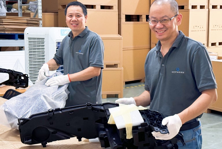 Prototypenfertigung China Slider Mitarbeiter mit Prototypen