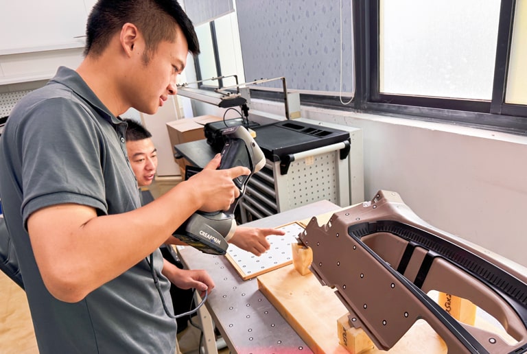 Prototypenfertigung China Slider Mitarbeiter prüfen